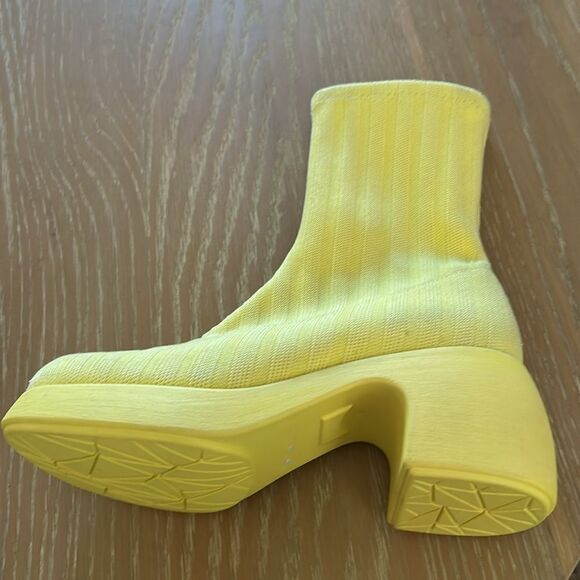 Camper Thelma chunky platform sock boots, Yellow,NWOT Flaw dirt spots, Size 7.5 - Picture 13 of 16